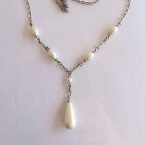 Halsband gjort av kedjor or pärlor, gjort av material köpta secondhand. Pärlorna är inte riktiga!
