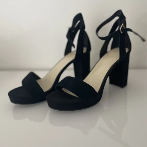 Svarta balskor  - Svarta balskor! Dessa hade jag förra året på min bal sen dess har jag aldrig använt dom! Dom har några små defekter som knappt syns (bara fråga för fler bilder!) annars är dom helt perfekta! Låda medföljer