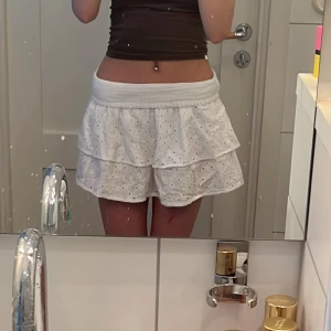 Jättefin kjol - Hej, tänkte eventuellt sälja denna jättefina kjolen köpt i Rom! Ej använd och lapp sitter kvar! Säljer endast vid bra bud! Kom provat för köp direkt pris!😀 Köparen står för frakten! Storlek s men passar även xs och m då den är väldigt strechig!