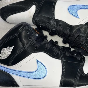 Jordan 1 Mid Racer blue strl 38 - Säljer mina Jordan 1 Mid Racer blue strl 38. Första bilden är hur skorna ser ut med blixt! Jätte popluär modell som är helt slutsåld. Vid stort intresse blir det budgivning!