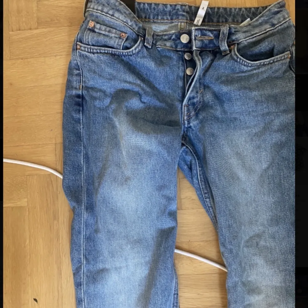Helt nya jeans från weekday, aldrig använda, lappen kvar! . Jeans & Byxor.