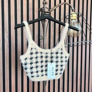 Stickad topp - Helt oanvänd stickad topp med prislapp kvar! Superfin men har aldrig kommit till användning för mig! Croppad