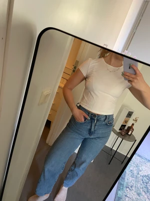 Perfekta vita toppen - Snygg helt vanlig tisha, dock använd en del så det finns lite fläckar tyvärr. Går nog att få bort med vanish 🥰🌸  I övrigt fint skick!