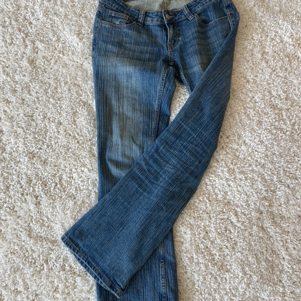 Säljer nu dessa low waist jeans ifrån Brandy Melville då de är för korta för mig som är 179cm. Super skick!. Jeans & Byxor.