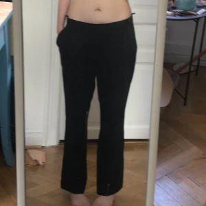 Svarta kostymer  - Svarta kostymbyxor str 42, lite förstora o används ej, köpare står för frakt:) 