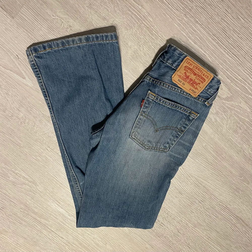 Vintage levi’s strl 28/32 (passar som xs —> w24). bra skick (se bilder). Lite bootcut och lågmidjade✨. Jeans & Byxor.