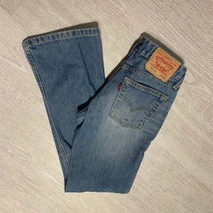 Vintage Levi’s bootcut - Vintage levi’s strl 28/32 (passar som xs —> w24). bra skick (se bilder). Lite bootcut och lågmidjade✨
