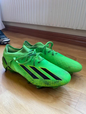 Adidas X Speedportal - Säljer ett par Adidas X i bra skick. Det finns ett hål under snörena på högra skon som jag fick vid en stämpling. Priset anpassat efter det. Priset kan diskuteras vid snabb affär.