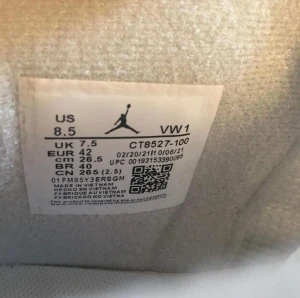 Air Jordan 4 Retro White Oreo 43 - Heöt nya skor köpte dom i Frankrike. Skorna är inte i min sons storlek.
