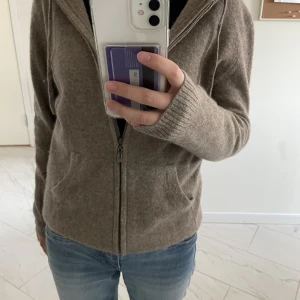 Stickad zipup - Säljer denna fina zip up hoodien jag köpte utomlands! Den är endast använd en gång och jag säljer då den inte kommer till användning eftersom jag har en liknande.❤️Jag vet tyvär inte vad för material det är men jag vet att det är 50%kashmir!!❤️