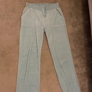 Mjukis - Ett par blåa juicy couture byxor! Kommer inte till användning mer. Självklart äkta! 