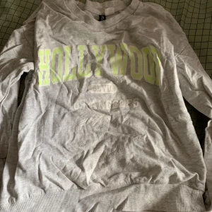 Grå tröja  - Fin grå tröja med tryck i storlek xs läs bio 💕