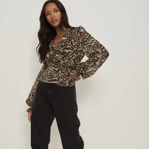 Blus - Super fin omlottblus från NA-KD, tyvärr aldrig kommit till användning. Storlek S (36). Nypris 329:-.