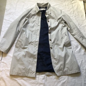 Newhouse Kappa Car Coat - Cond 9/10, Storlek 38, Färg: ”Ljus Khaki” Id: Kappa Car Coat / går för drygt 3500 på Newhouse hemsida