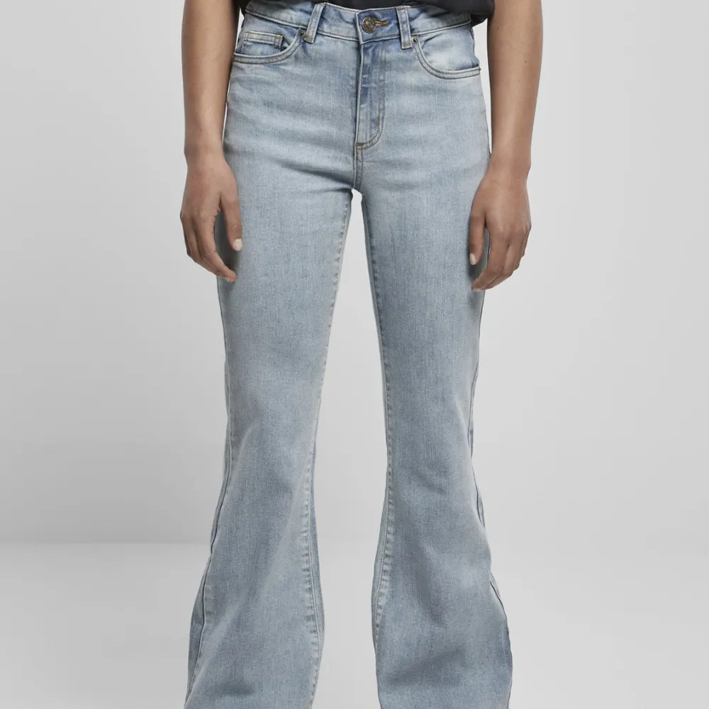Jättesnygga bootcut jeans ifrån Zalando! Säljer då dom tyvärr inte passade❤️ aldrig använda. Nypris: 499. Jeans & Byxor.