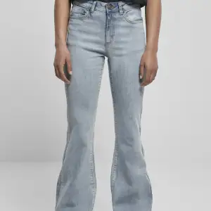 Jättesnygga bootcut jeans ifrån Zalando! Säljer då dom tyvärr inte passade❤️ aldrig använda. Nypris: 499