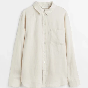 Linneskjorta och shorts  - Set med linneskjorta och shorts. 