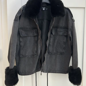 Boohoo jeans jacka med päls - Helt slutsåld, mörkgrå. Avtagbar päls. Knappt använd. Skiiit najs vårjacka. Nypris ca 600? 