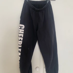 Mjukisbyxor  - Står cheerleader på benet. Går att justera resåren i midjan