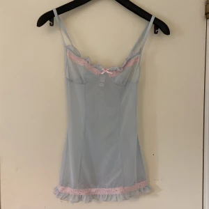 Blått nattlinne - Säljer detta plagget då jag aldrig fått användning för det❣️det har ingen storlek men skulle gissa på XS då den är lite tajt på mig 