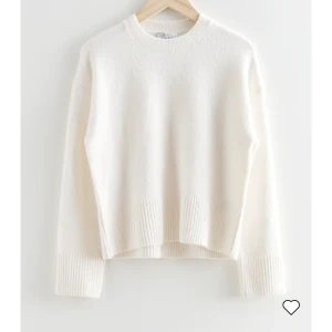 Vit stickad tröja från & other stories - sjukt fin vit stickad tröja från  &other stories!!🤍tröjan är helt slutsåld på deras hemsida!