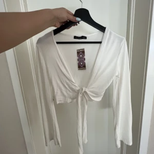 Knyttopp - Knyttopp från boohoo✨ Lappar kvar då de inte va nån idé att skicka tillbaka🌸 står att den är petit men skulle säga att den är ganska normal!