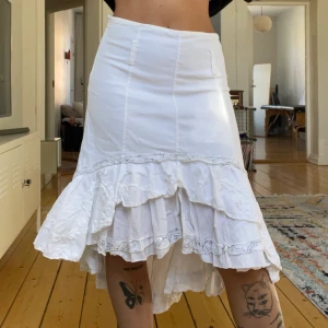 Vit bohemisk kjol s-m - Säljer denna vita kjol med lite volanger och paljetter, längre bak än fram. Jag har normalt s men denna passar nog flera storlekar bra då den är stretchig och beroende på hur man vill ha den i midjan   Köpare betalar frakt 📦 