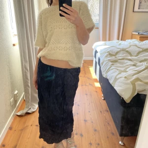 Långkjol - Säljer denna ursnygga långkjol från zara. Jättefin mörkblå färg som passar perfekt till våren och sommaren!  Obs.  Den är i storlek L, men jag som vanligtvis har storlek S och XS kan ha den då det är resår längst upp, den blir lågmidjad på mig.