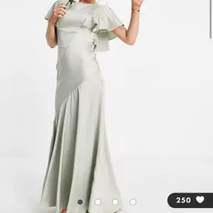 Oanvänd balklänning från Asos. Säljer då jag beställde flera. Passar perfekt för bal nu i vår! Originalpris 969kr