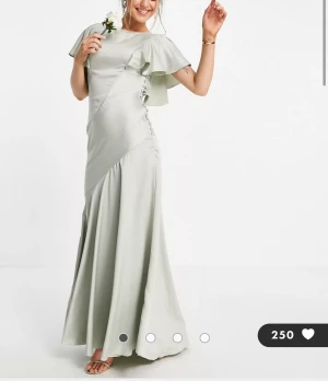 Balklänning  - Oanvänd balklänning från Asos. Säljer då jag beställde flera. Passar perfekt för bal nu i vår! Originalpris 969kr