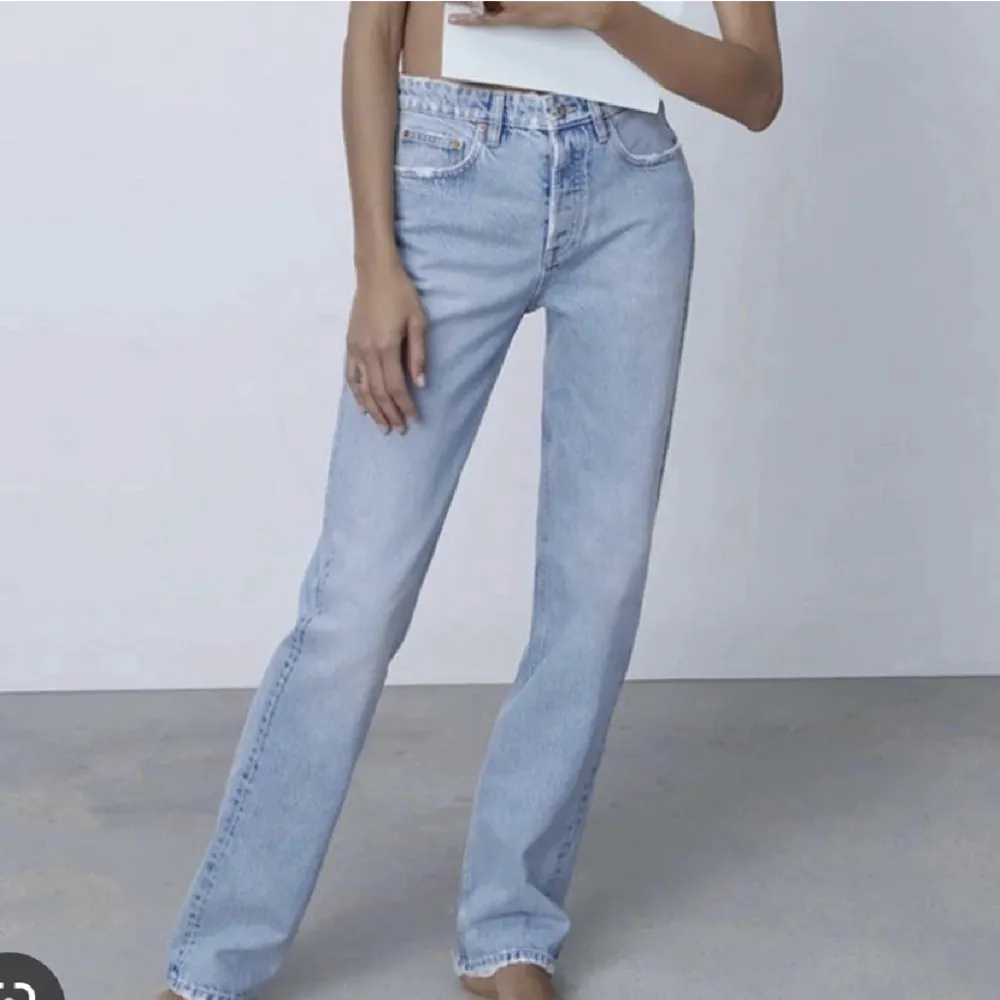 Säljer dessa jeans från zara aldrig använda lappen är kvar!. Jeans & Byxor.