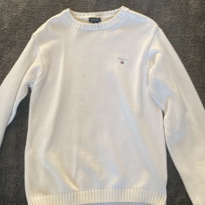 Stickad gant tröja - Säljer en vit stickad gant tröja. Tröjan är i ganska bra skick men har en lite ”fläck” men går nog att få bort. 