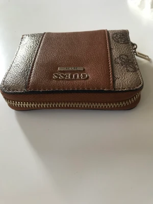 Guess plånbok  - Vintage plånbok dam,mycket bra skick, inga defekter,   användbar kort&sedlar&mynt 