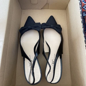 Klackar  - Eleganta klackar från mango i nyskick. Säljs inte längre och är helt oanvända som ni ser på bild 2. Storlek 36 