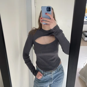 Nelly topp - Festtopp med utskurna detaljer från NLY. Aldrig använd, lapparna är kvar. 