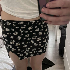 Sommar kjol  - Söt sommar kjol! Storlek S/XS. Nypris 60kr, jag säljer för 30kr men kan diskuteras.  Sparsamt använd så i bra skick!💕