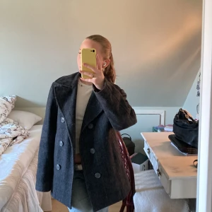 Vårjacka - Jättefin vintage h&m jacka/kort kappa köpt secondhand. Mörkgrått och svart rutat yttertyg i ull. Perfekt till våren🌷✨