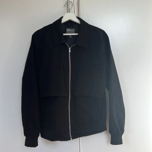 Jacka  - En vår jacka från asos i storlek L. Den är i bra skick då den är använd ett få tal gånger.