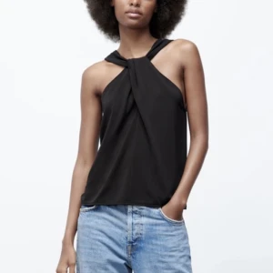 Halterneck topp zara - Svart halterneck topp ifrån zara, använd 1 gång