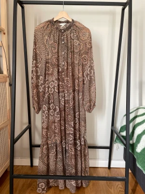 Transparant maxiklänning - Transparant maxiklänning från H&M. Storlek S. Som nyskick.