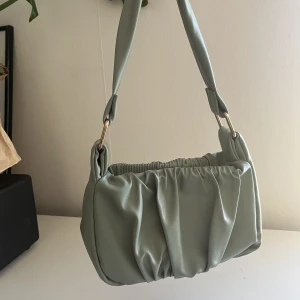 Väska - Endast använd 1 gång, så i fint skick