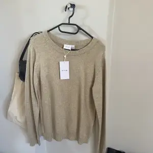 säljer denna stickade, populära tröjan från VILA, helt oanvänd, storlek s. 💕