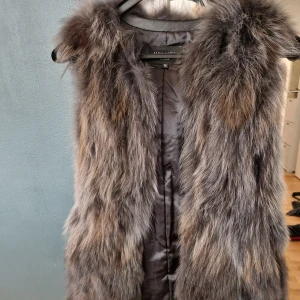 Pälsväst hollies - Sparsamt använd pälsväst av märket hollies. Djur och rökfrktt hem. Perfekt över en skinnjacka eller dyl.