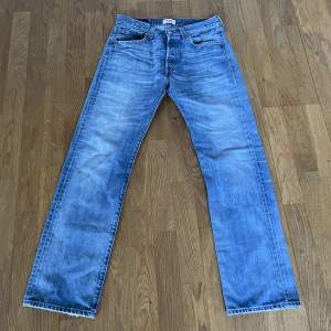 Säljer mina Levis jeans 501 i storlek 32/32 då de blivit för små för mig. De är i mycket bra skick och har inga defekter. Skriv vid intresse, fler bilder finns om det önskas!