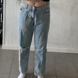 Jeans - Ett par väldigt mom jeans med hål i knäna. Modellen brukar ha storlek 38,  köparen står för frakten 