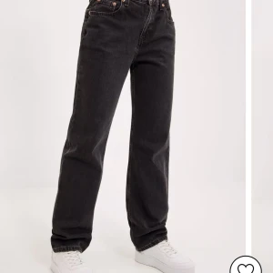 Levis lowrise straight jeans  - Intressekoll på mina nästan helt oanvända lågmidjade raka jeans från Levis! Bara använda enstaka gånger!  Strl 29 Har sprätt upp sömnen där nere för de skulle bli extra långa men inget som man ser eller lägger märke till!  Nypris 1000kr