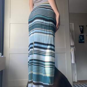 Säljer denna jätte snygga randiga kjol som går hela vägen ner till marken! Jag är 179 och har den lågmidjad!😍