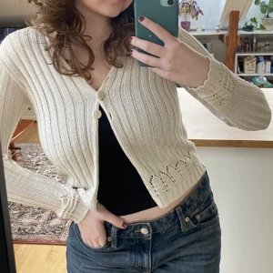 Kofta - Vit/beige kofta som är köpt secondhand