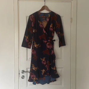 Sommarklänning - Sval omlottklänning. Aldrig använd. Prislapp kvar. Nypris 350