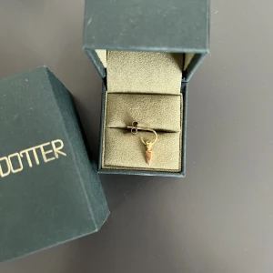 Maria nilsdotter örhänge  - Maria nilsdotter örhänge spike guld, bra skick! 